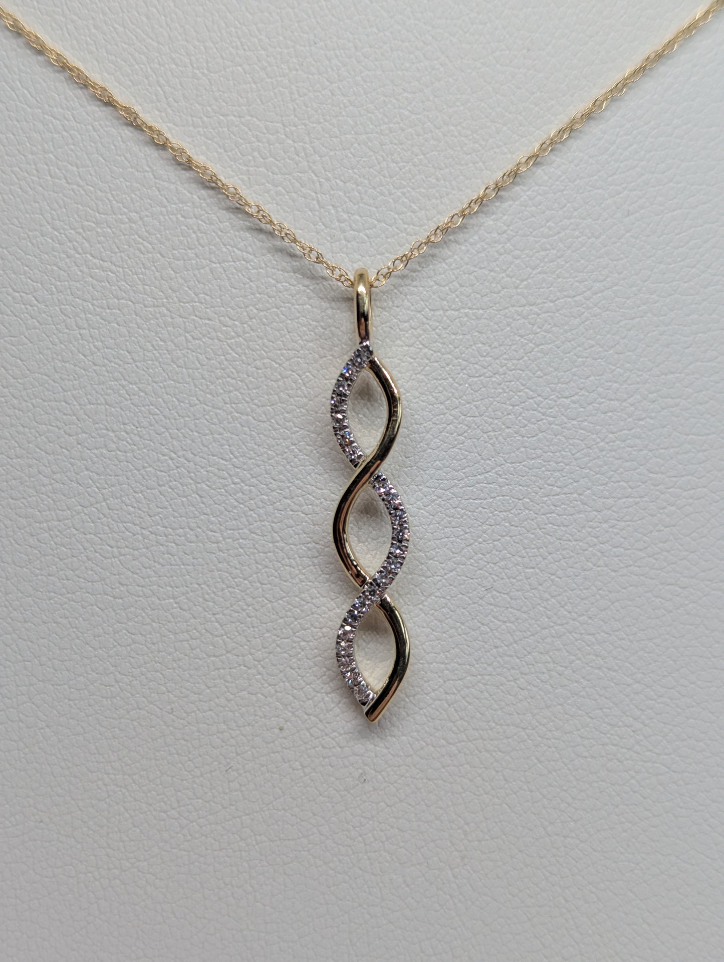 10K Yellow Gold 1/10CT. Natural Diamond Twist Pendant Necklace