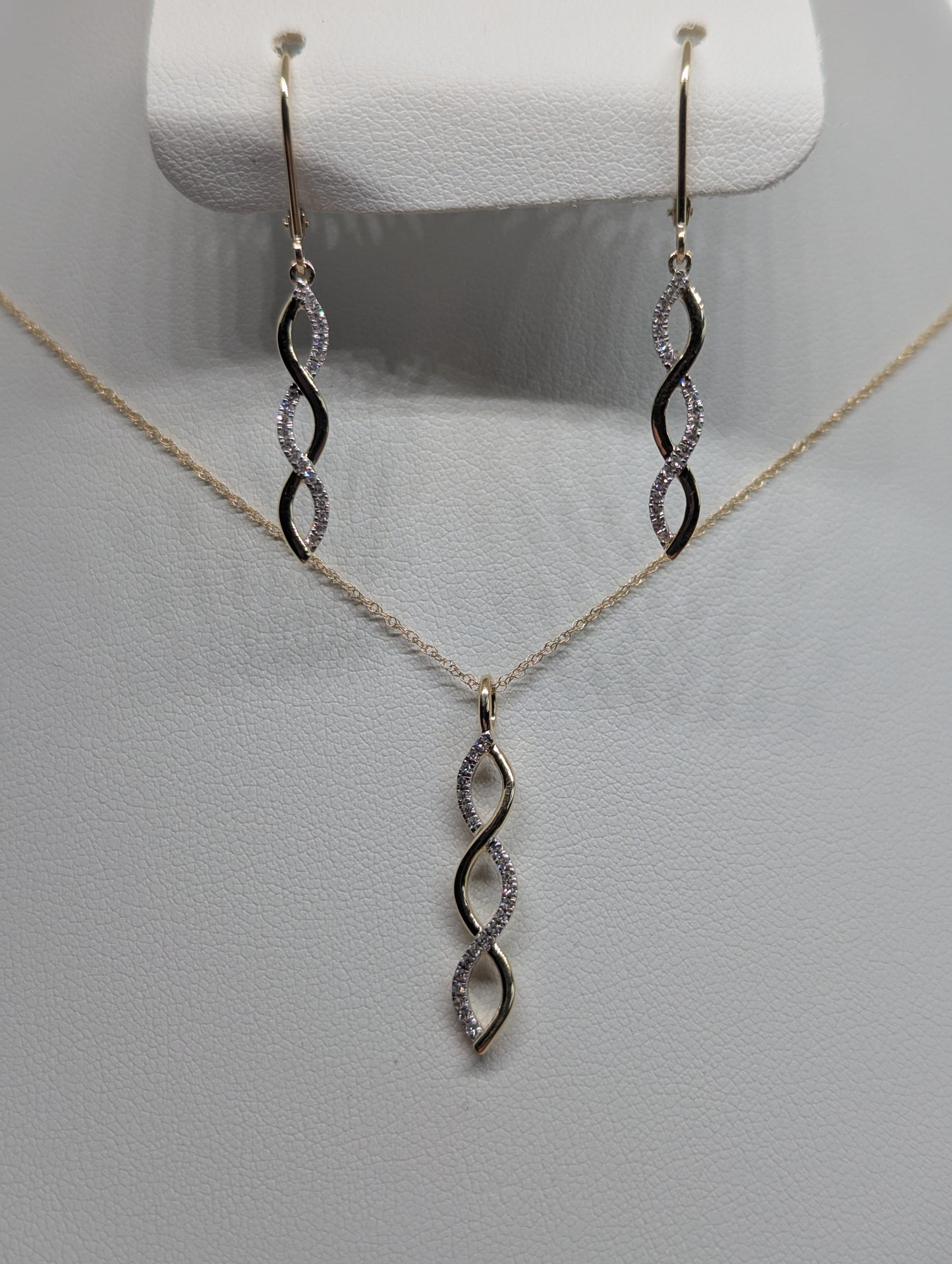 10K Yellow Gold 1/10CT. Natural Diamond Twist Pendant Necklace